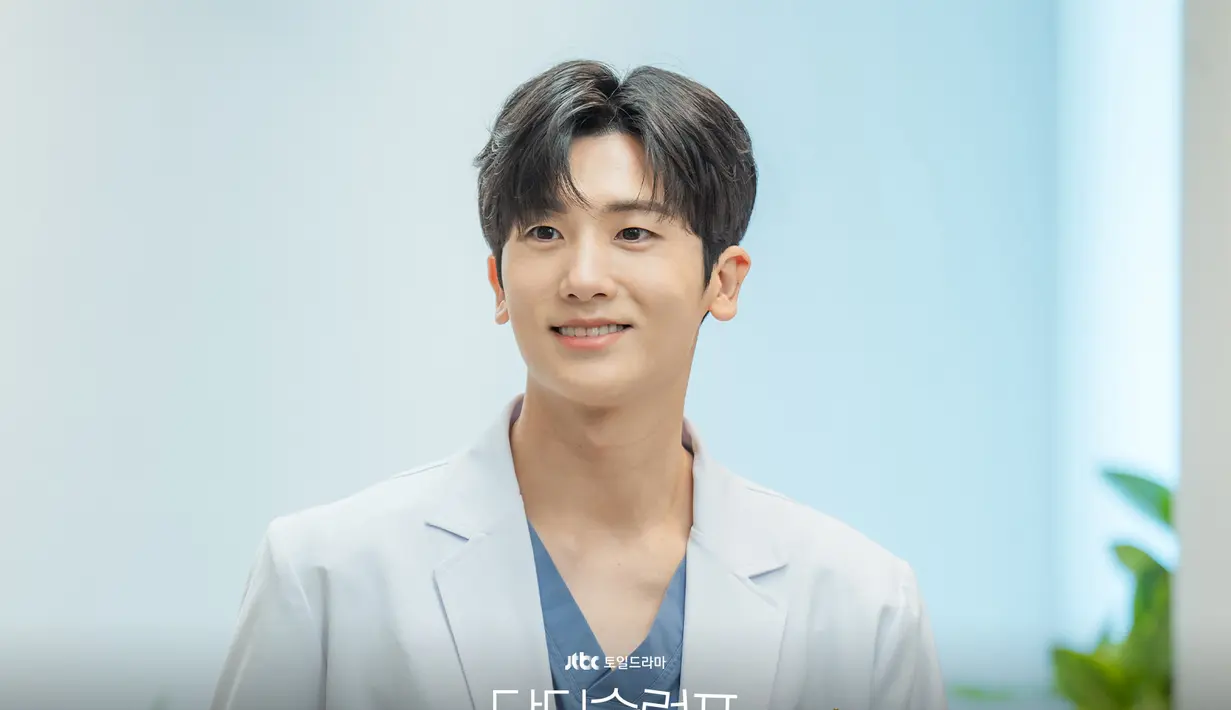 Yeo Jung Woo menarik perhatian dengan senyum lembutnya saat seragam dokter. Sebagai kepala klinik operasi plastik, dia adalah individu yang memikat pasien dan staf serta masyarakat umum karena wajahnya yang tampan, sopan dan keterampilannya yang luar biasa. (Foto: Instagram/ jtbcdrama)