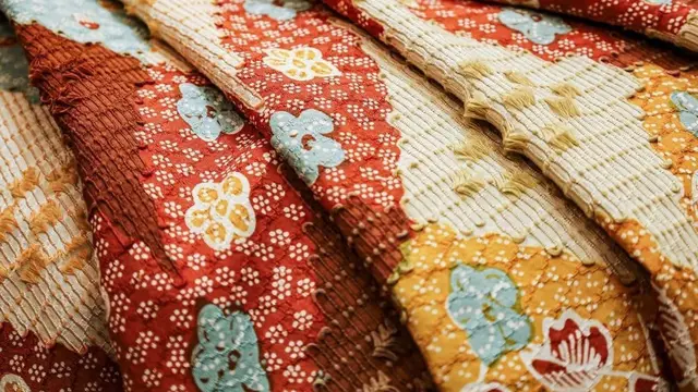 Batik tulis tenun ragam hias dengan menggunakan canting yang dilukiskan pada kain