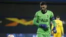 Kiper Tottenham Hotspur, Hugo Lloris kecewa usai kebobolan gol pertama saat melawan Dinamo Zagreb dalam laga leg kedua babak 16 besar Liga Europa 2020/2021 di Maksimir Stadium, Zagreb, Kamis (18/3/2021). Tottenham kalah 0-3 dari Dinamo Zagreb. (AP/Darko Bandic)