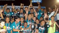 Para pemain dan staf pelatih Persebaya Surabaya merayakan keberhasilan menjuarai Liga Indonesia 2004. (Dok. Persebaya Surabaya)