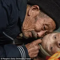 Inilah potret sebuah cinta sejati yang akan membuatmu langsung menangis bahagia. Nomor 5 sangat menyentuh. 
