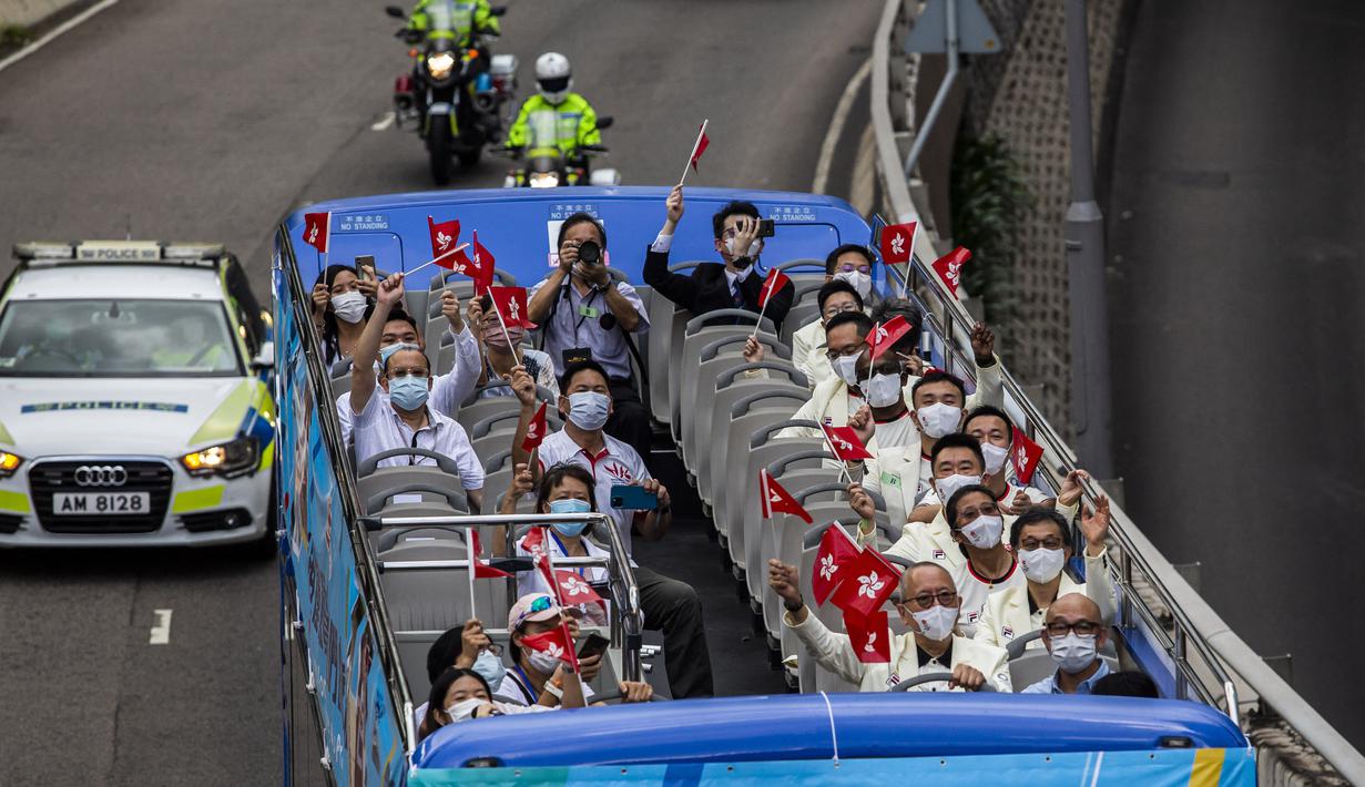 Sebuah bus atap terbuka membawa anggota delegasi Olimpiade Hong Kong selama parade, setelah Olimpiade Tokyo 2020, di Hong Kong, Kamis (19/8/2021). Hong Kong yang memiliki 46 atlet perwakilan pada Olimpiade Tokyo 2020 berhasil mengumpulkan satu emas, dua perak dan tiga perunggu. (ISAAC LAWRENCE/AFP)