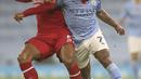 Penyerang Manchester City, Raheem Sterling dan gelandang Liverpool, Georginio Wijnaldum berebut bola pada pertandingan Liga Inggris pekan ke-8 di Etihad Stadium, Minggu (8/11/2020). City gagal mengalahkan Liverpool dan harus puas berbagi angka setelah bermain imbang 1-1. (Martin Rickett/Pool via AP)