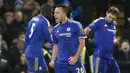 Kapten Chelsea, John Terry, berteriak usai berhasil mencetak gol penyeimbang ke gawang Everton pada saat injury time. Sebelumnya bek asal Inggris ini melakukan gol bunuh diri yang membuat Everton unggul 1-0. (Reuters/Stefan Wermuth)