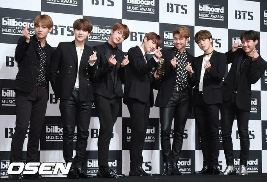 BTS gelar jumpa pers terkait kemenangannya di Billboard Music Awards. 