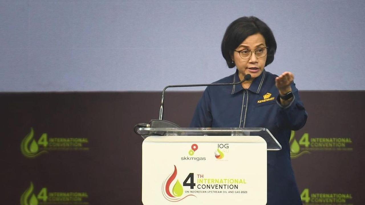 Begitu juga dengan China yang mengalami perlambatan ekonomi tetapi permintaan terhadap minyak masih tetap sama.