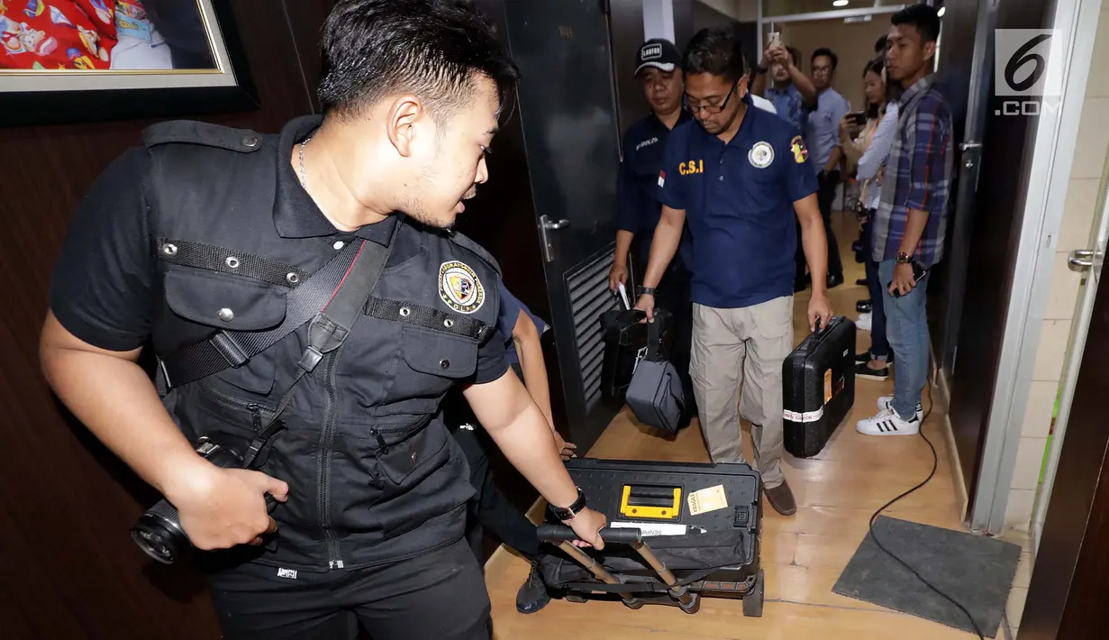Petugas melakukan olah TKP penemuan bekas tembakan peluru di Lantai 10 Gedung Nusantara I, Jakarta, Rabu (17/10). Bekas tembakan peluru ditemukan di ruang kerja Anggota DPR F-Partai Demokrat Vivi Sumatri dan F-PAN Totok Daryanto. (Liputan6.com/JohanTallo)