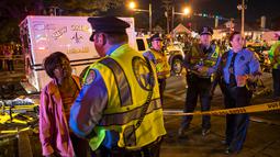 Polisi meminta keterangan saksi setelah sebuah truk pickup menabrak Parade Mardi Gras di New Orleans, Sabtu (25/2). Pengemudi yang mabuk tanpa sadar mengarahkan kendaraanya ke kerumunan penonton parade. (Chris Granger/NOLA.com The Times-Picayune via AP)