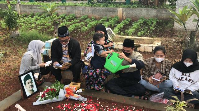 7 Potret Keluarga Haji Faisal Ziarah Makam dalam Momen Ulang Tahun Bibi Ardiansyah
