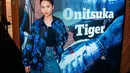 Outfit satu warna juga diaplikasikan Azizah Salsha untuk tampilan casual. Bernuansa biru, Azizah kenakan shade berbeda untuk tanktop, jaket, dan rok denim. Ia juga jinjing tas Mini Chanel 22 dengan warna senada [@azizahsalsha_]