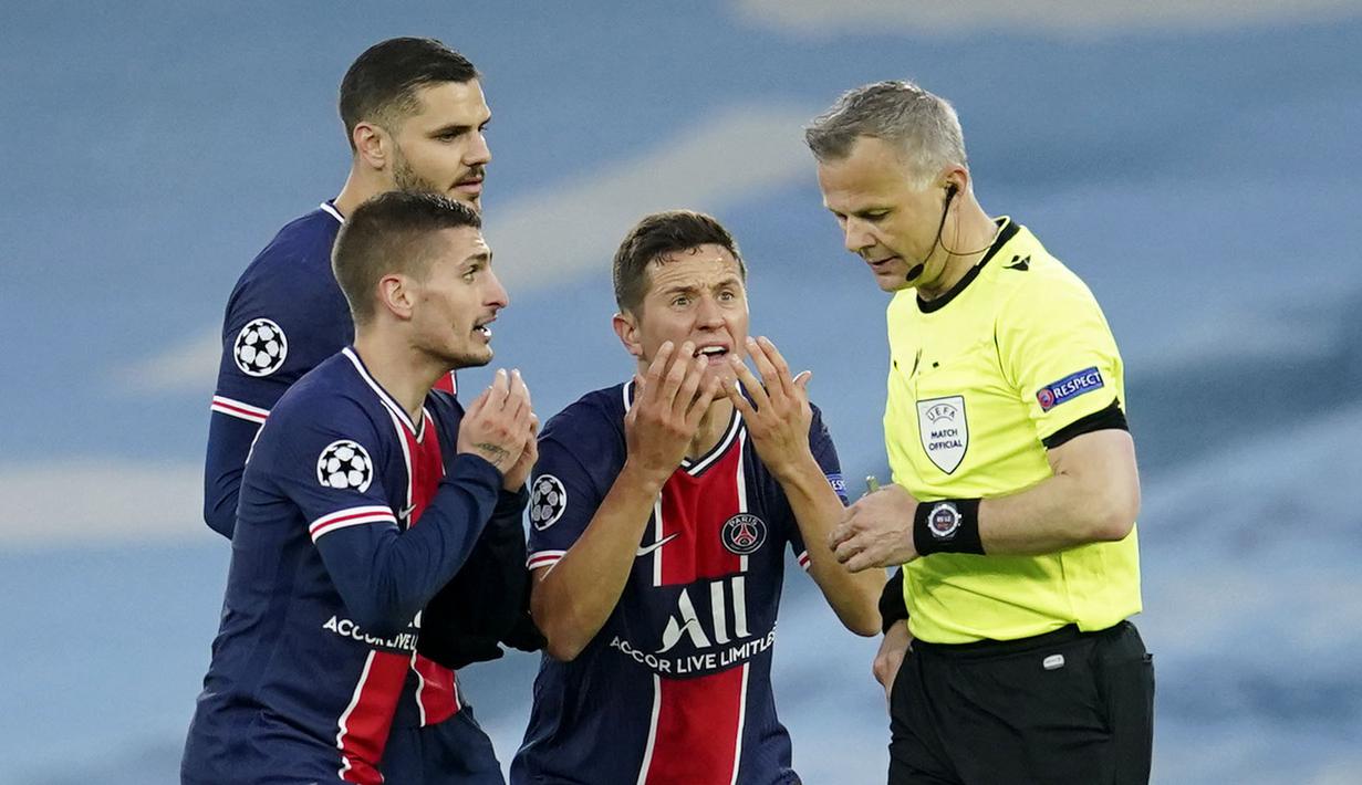 Ada kejadian yang cukup menegangkan usai laga Manchester City vs PSG pada laga leg kedua semifinal Liga Champions, Rabu (5/5/2021). (AP/Dave Thompson)