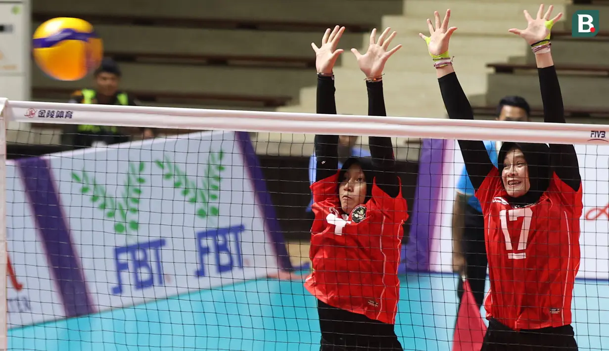 <p>Pemain Timnas Bola Voli Putri Indonesia, Wilda Siti Nurfadilah (kanan) dan&nbsp;Arneta Putri Amelia&nbsp;berusaha membendung bola yang dilepaskan oleh pemain&nbsp;Timnas Bola Voli Putri Thailand saat laga Grup A Bola Voli Putri SEA Games 2023 di Olympic Complex Indoor Main Hall, Phnom Penh, Kamboja, Selasa (09/05/2023). (Bola.com/Abdul Aziz)</p>