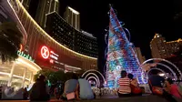 Sejumlah pengunjung melihat Pohon Natal di Mal Central Park Jakarta  Rabu (21/12). Jelang perayaan natal sejumlah mal di Jakarta mendekor mal bernuansa natal agar menjadi daya tarik pengunjung. (Liputan6.com/Johan Tallo)