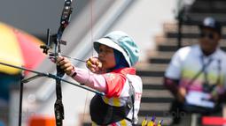 Aksi pepanah Putri Indonesia, Linda Lestari pada nomor beregu recurve di MSN Archery Centre, Kuala Lumpur, Malaysia, Selasa (21/8). Indonesia kalah dari Malaysia dengan skor 1-5. (Bola.com/Liputan6/Faizal Fanani)