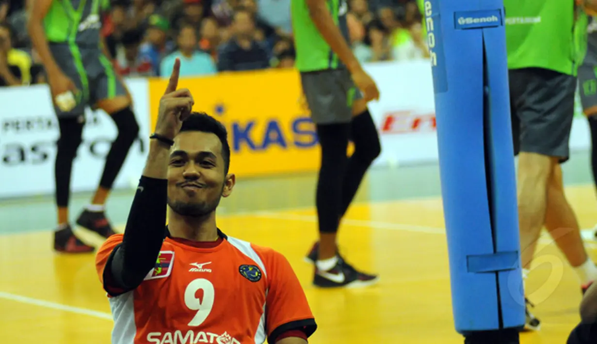 Pevoli putra Surabaya Samator, I Putu Randu W meluapkan ekspresinya saat berlaga melawan Jakarta Pertamina Energi 3-2 di Pertamina Proliga 2015, GOR Dome Balikpapan, (8/2/2015). Surabaya Samator unggul 3-2.(Liputan6/com/Helmi Fithriansyah)