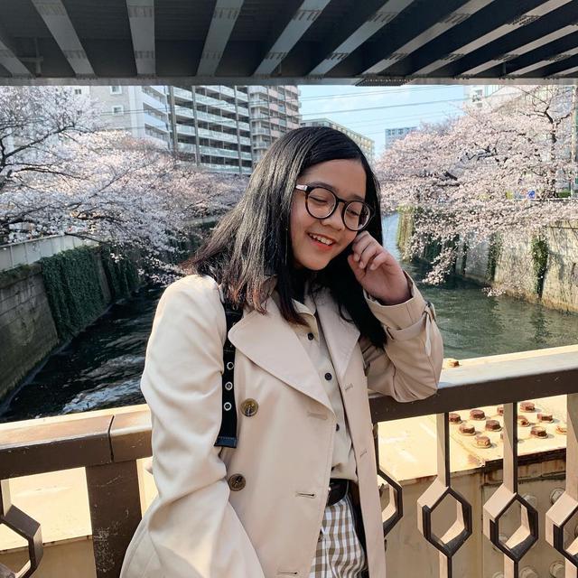 Cinta memilih lokasi di Meguro Riverside Park untuk melihat bunga sakura.