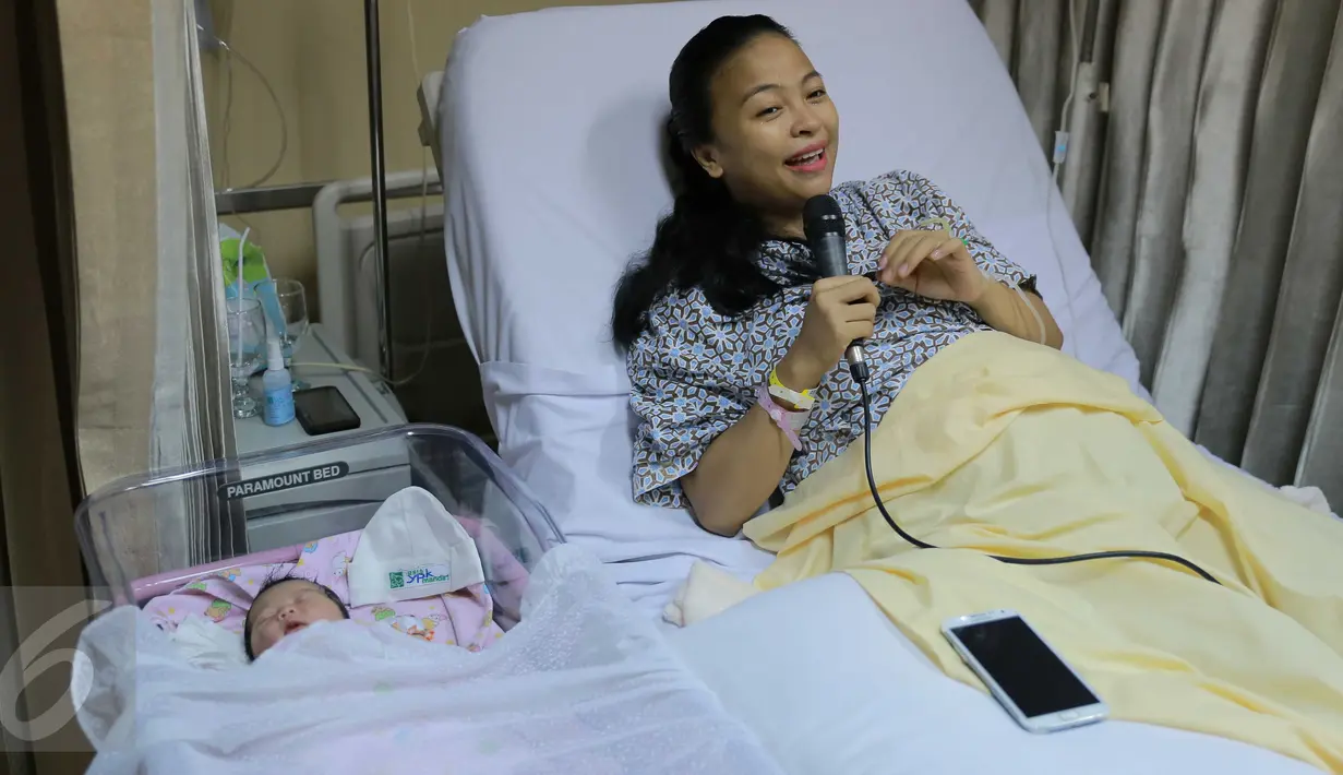 Vokalis Band Kotak Tantri Syalindri Ichlasari memberikan keterangan kepada wartawan usai melahirkan di RS YPK Mandiri, Jakarta, (24/4). Tantri Kotak Melahirkan melalui proses Caesar dengan berat 3.35 kg panjang 51 cm. (Liputan6.com/Gempur M Surya)