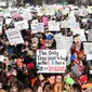 Orang-orang tiba untuk demonstrasi "March for Our Lives" menentang kekerasan senjata di Washington, D.C. pada 24 Maret 2018. Dipicu oleh pembantaian di sekolah menengah Florida, ratusan ribu orang Amerika Serikat (AS) diperkirakan akan turun ke jalan di kota-kota dalam protes terbesar untuk pengendalian senjata. (AFP/Nicholas Kamm)