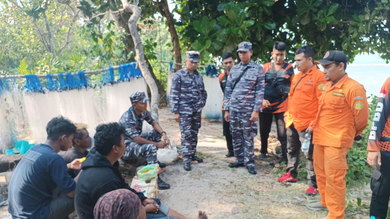 ABK Kapal Sumber Berkat yang berhasil dievakuasi ke daratan (Istimewa)