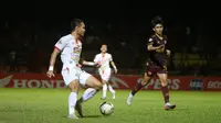 Bek Persija, Rizaldi Hehanussa (kiri), saat laga melawan PSM di Stadion Andi Mattalatta Mattoangin, Makassar, Minggu (20/10/2019). (Bola.com/Abdi Satria)