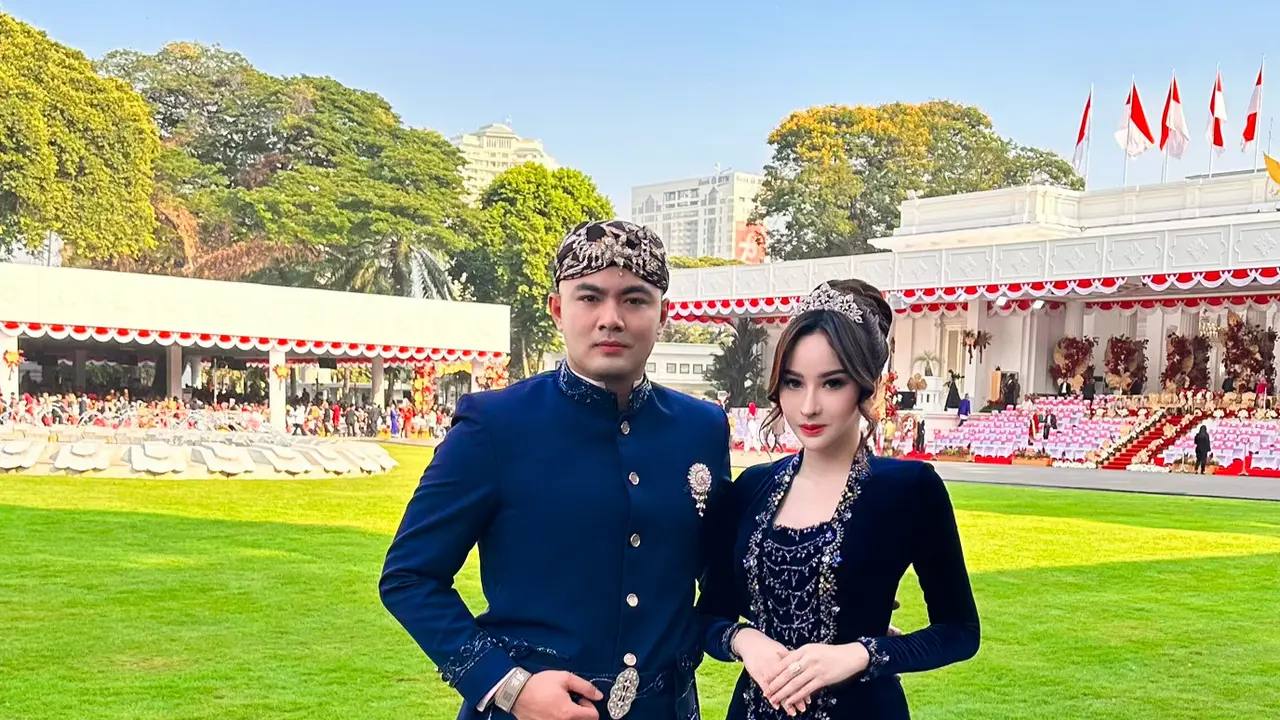 Guntur Triyoga bersama istrinya Apris Devita