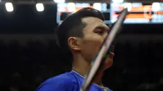Pebulutangkis Indonesia, Jonatan Christie saat melawan Wang Tzu Wei (China Taipei) pada babak kedua tunggal putra Indonesia Masters 2020 di Istora GBK, Jakarta, Kamis (16/1/2020). Jonatan unggul 21-15 21-15 dan melangkah ke babak perempat final. (Liputan6.com/Helmi Fithriansyah)