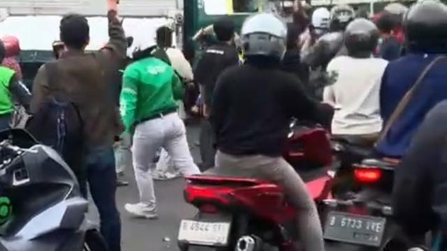 Sebuah truk kontainer berjalan melawan arah dan menabrak banyak pengguna jalan di kawasan Jalan Hasyim Asyari, Kota Tangerang. (Istimewa)