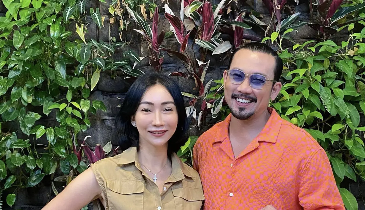 Mengenakan kemeja tanpa lengan, Suasana menambah gaya fashioonya dengan aksesori pemanis yang sempurna. [Foto: Instagram/ Suasana Rahardjo]