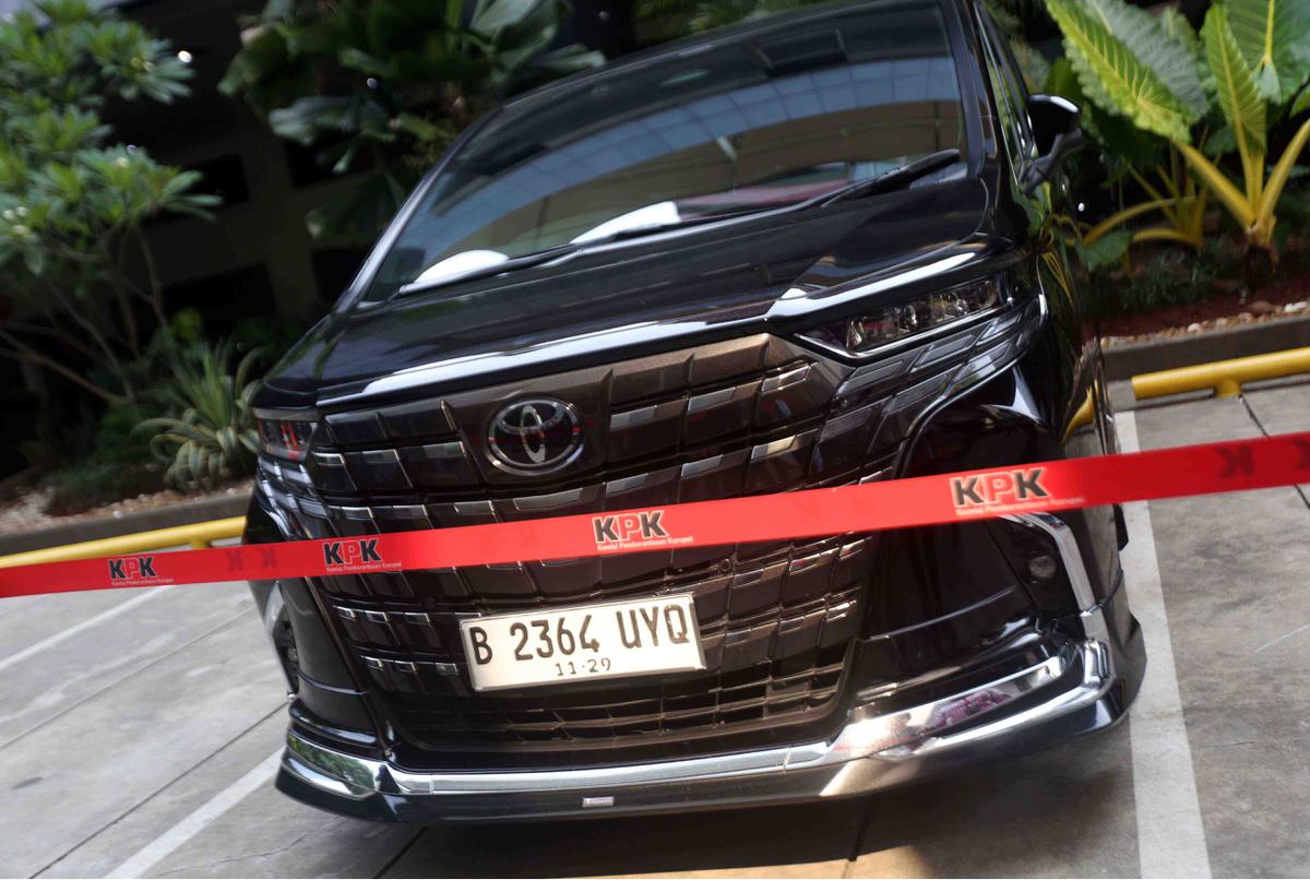 FOTO: Penampakan Alphard Mewah yang Disita dari Eks Wamenaker Noel