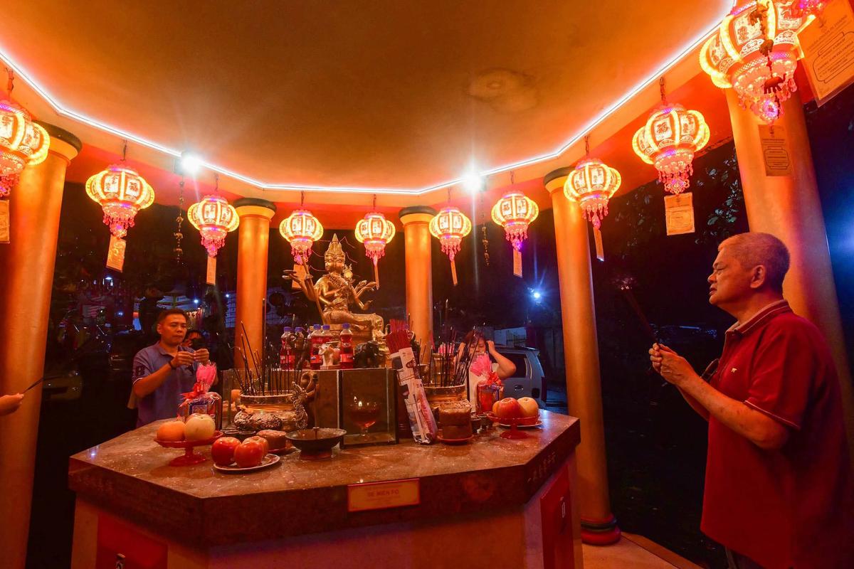 FOTO: Khidmat Sembahyang Malam Imlek di Wihara Kwan In Thang Tangerang Selatan
