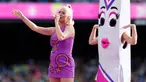 Penyanyi Katy Perry tampil sebelum dimulainya pertandingan kriket Piala Dunia T20 Perempuan ICC 2020 di Melbourne, Minggu (8/3/2020). Tunangan Orlando Bloom tersebut tampil secara langsung (live) di atas panggung untuk pertama kalinya sejak mengumumkan kehamilannya. (AP/Asanka Ratnayake)