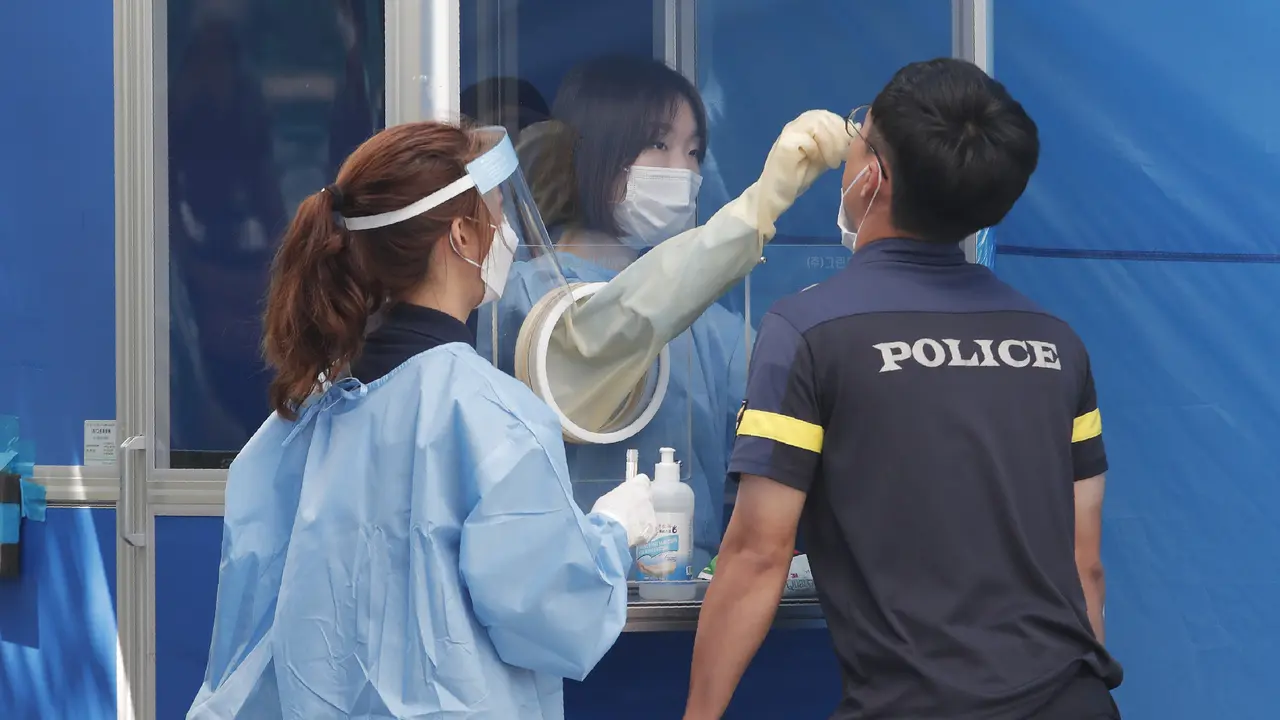 Melihat Polisi Korsel Jalani Tes Covid-19