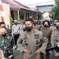 Kapolda Sulteng, Irjen Pol. Rudy Sufahriadi bersama Danrem 132 Tadulako di RS Bhayangkara Palu usai melihat jenazah anggota MIT, Askar, Jumat (30/9/2022). (Foto: Heri Susanto/ Liputan6.com).