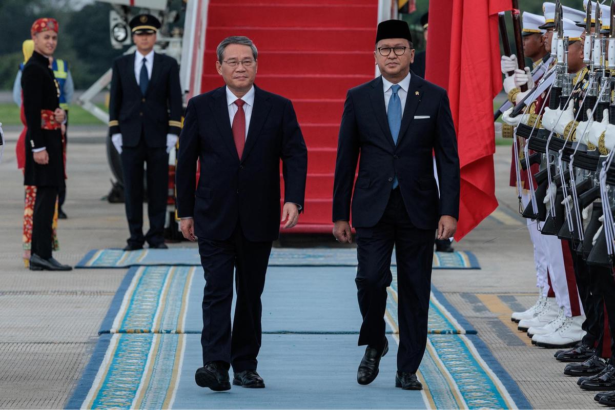 FOTO: Menteri Investasi Rosan Menyambut Kedatangan PM China Li Qiang