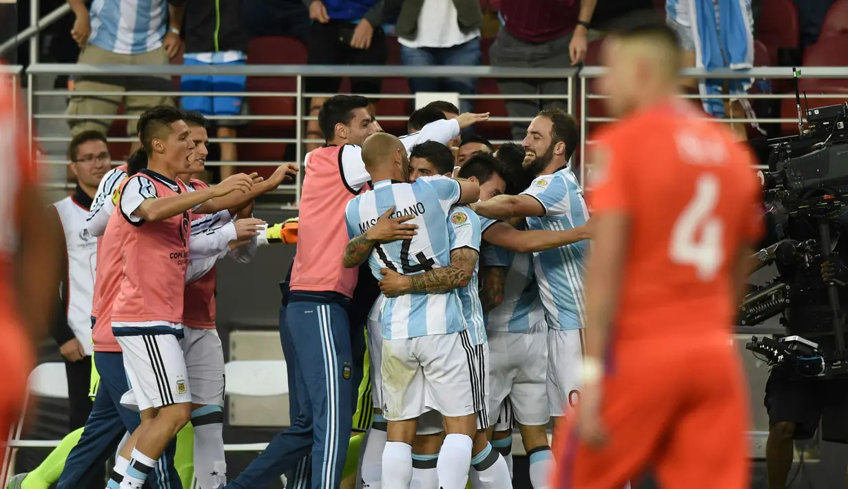 Para pemain Argentina merayakan gol yang dicetak Angel Di Maria saat melawan Chili pada laga Copa Amerika Centenario di Santa Clara, California, Amerika Serikat,(7/6/2016) WIB.  (AFP/Mark Ralston)