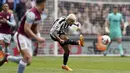 Gelandang Newcastle United, Bruno Guimaraes melepaskan tendangan saat menghadapi Aston Villa pada laga lanjutan Liga Inggris 2022/2023 di Villa Park, Birmingham (15/4/2023). (PA via AP/Jacob King)