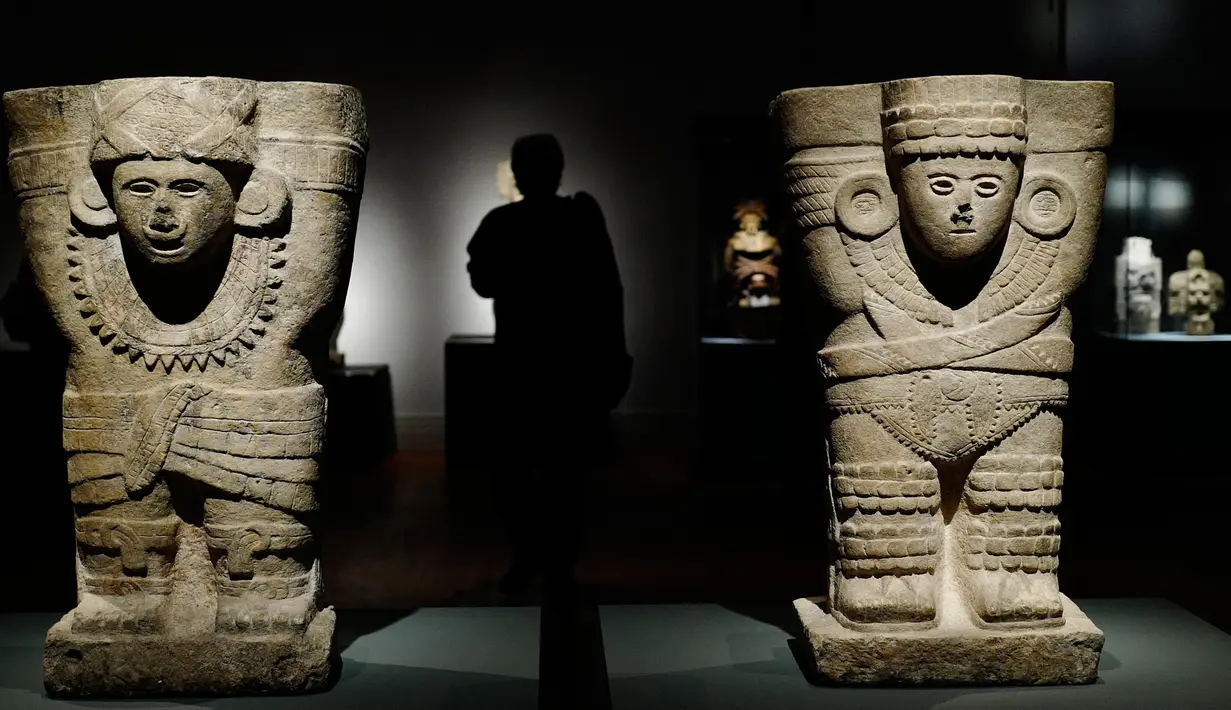 Sebuah patung dari batu kapur bernama " Chac Mool " dari abad  900-1250 M dipamerkan di museum Martin Gropius Bau Berlin, Berlin, Jerman, (11/4/2016). Dengan koleksi sekitar 300 karya seni, pameran ini ramai dikunjungi. (John MacDougall / AFP)