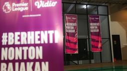 Banner #Berhenti Nonton Bajakan menghiasi area Bucketlist Indonesia, Bogor, Sabtu (20/1/2024) malam tempat diadakannya Roaring Night pertandingan Liga Inggris 2023/2024 antara Arsenal kontra Crystal Palace sebagai kerja sama Arsenal Indonesia Supporters (AIS) yang tengah mengadakan Gathering Nasional (Gathnas) dengan Bola.com dan Vidio sebagai pemegang hak siar Liga Inggris 2023/2024 dan sejumlah partner lainnya seperti Smartfren. (Bola.com/Bagaskara Lazuardi)