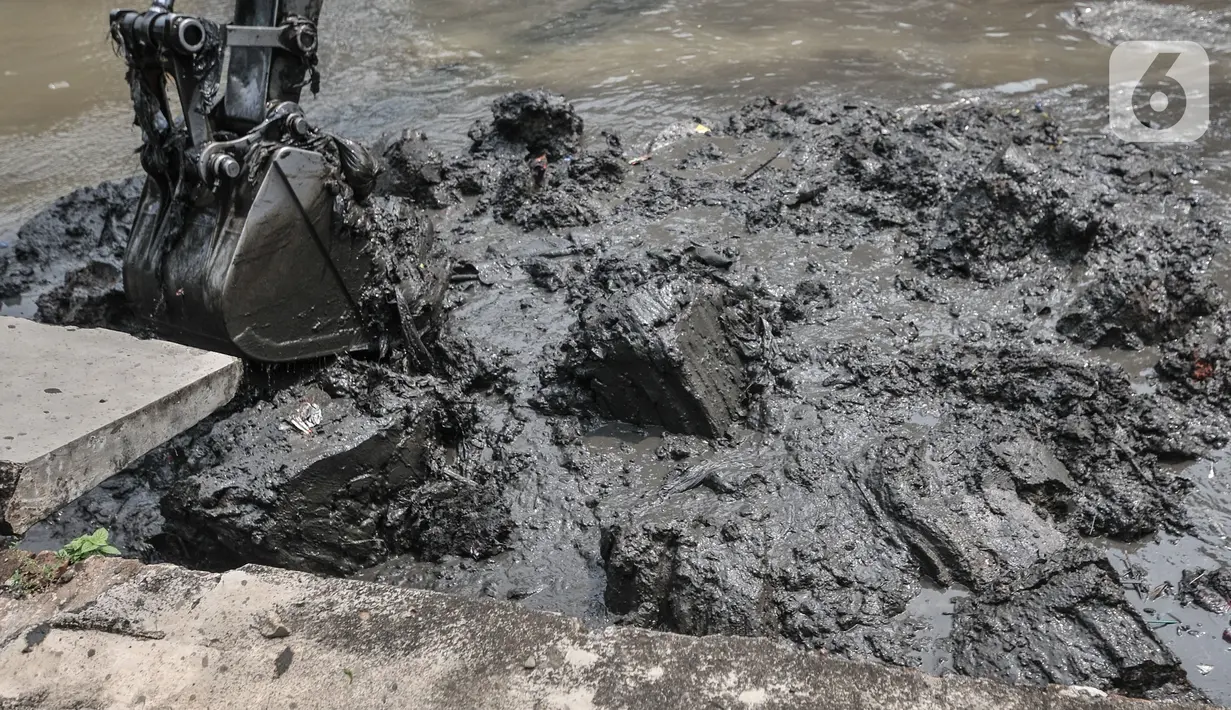 Alat berat dioperasikan saat pengerukan lumpur di Kali Pasar Baru, Jakarta, Minggu (23/5/2021). Pengerukan lumpur Kali Pasar Baru yang merupakan aliran Kali Ciliwung itu guna mencegah pendangkalan serta mengantisipasi banjir di musim penghujan. (merdeka.com/Iqbal S Nugroho)