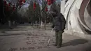 Seorang pria menulis sebuah puisi di lantai dengan air di Ditan Park di Beijing (1/2). Tahun Baru Imlek jatuh pada 16 Februari tahun ini, dengan perayaan yang berlangsung selama seminggu di China. (AFP Photo/Nicolas Asfouri)