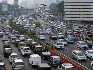 Sejumlah kendaraan pemudik melintas di Jalan Tol Dalam Kota arah Cawang, Jakarta, Jumat (1/7). Seiring berakhirnya jam kerja, sejumlah pemudik terlihat mulai meninggalkan kota Jakarta menuju kampung halaman. (Liputan6.com/Helmi Fithriansyah)
