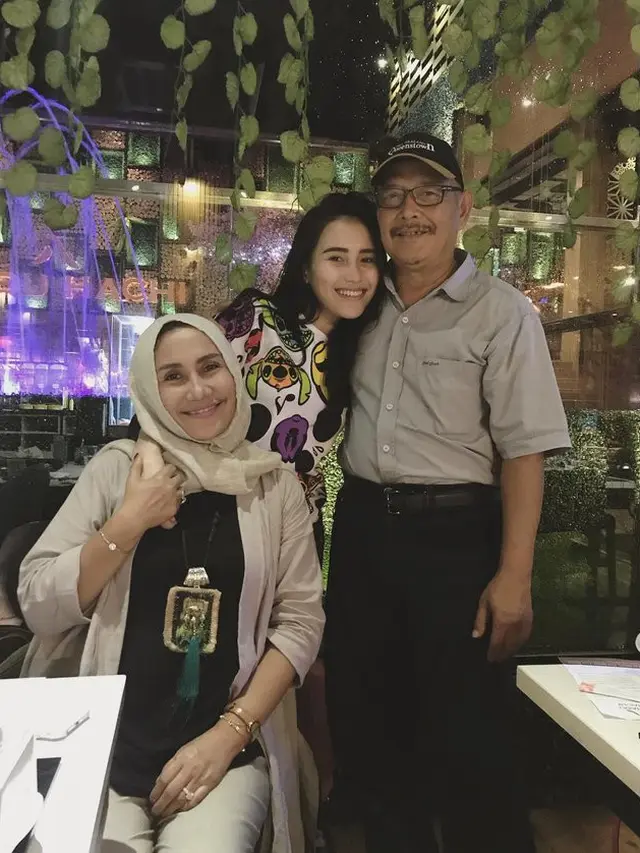 6 Potret Kebersamaan Ayu Ting Ting Bareng Kakek dan Neneknya, Curi Perhatian