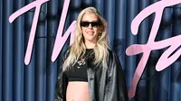 Ellie Goulding: Second Child Pregnancy and Shows Her Baby Bump at the 2025 Fashion Awards