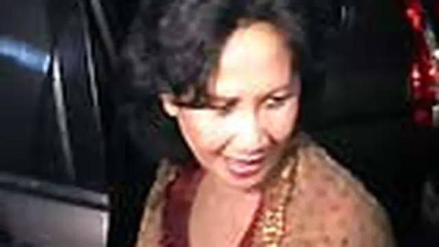 Mantan Kabareskrim Polri Komjen Pol Susno Duadji tadi malam dijenguk keluarganya di Mabes Polri. Istri Susno, Herawati tak banyak berkomentar.