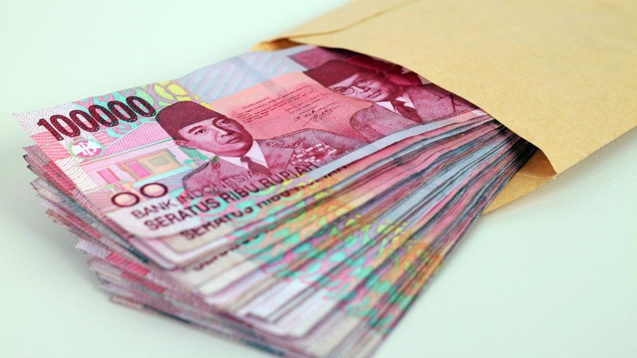 Uang yang diberikan, menurutnya bisa bertambah lebih besar bila dalam prosesnya ada temuan. Pemberian uang pun kemudian dilakukan agar temuan itu bisa diselesaikan dan tidak sampai naik ke proses lebih lanjut.