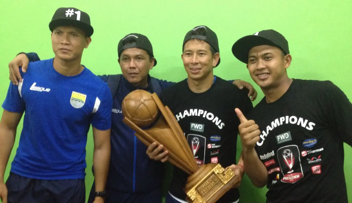 Pemain Persib merayakan gelar juara Piala Presiden 2015 di ruang ganti pemain Stadion Utama Gelora Bung Karno, Jakarta, Minggu (18/10/2015). (Bola.com/Tengku Sufiyanto)
