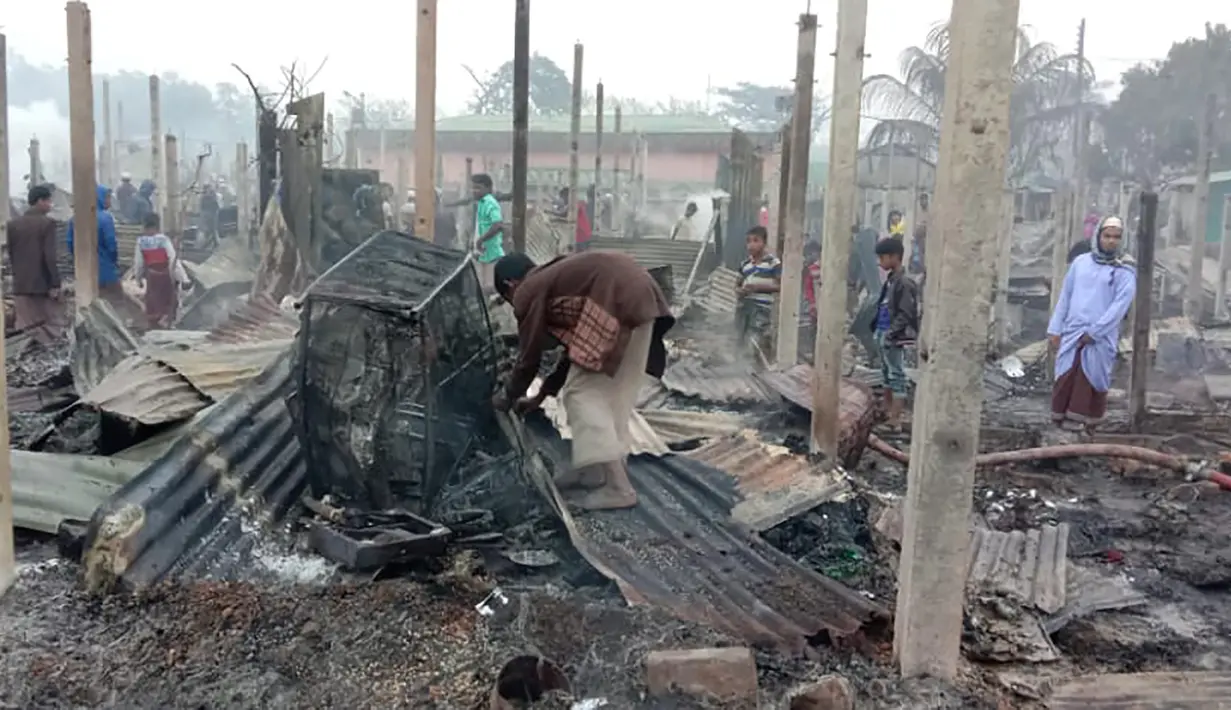 Kondisi rumah-rumah yang hangus terbakar setelah musibah kebakaran yang terjadi di kamp pengungsi Nayapara di Cox's Bazar, Bangladesh (14/1/2021). Kamp Nayapara merupakan tempat tinggal para pengungsi Rohingya yang telah melarikan diri dari penindasan di Myanmar. (AP Photo/Mohammed Faisal)
