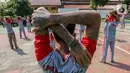 Anak binaan melakukan peregangan otot atau stretching di lapangan Lembaga Pembinaan Khusus Anak (LPKA) Klas 1 Tangerang, Banten, Sabtu (30/5/2020). Kegiatan yang rutin dilakukan setiap pagi juga menjaga tubuh terserang penyakit selama pandemi Covid-19. (Liputan6.com/Fery Pradolo)