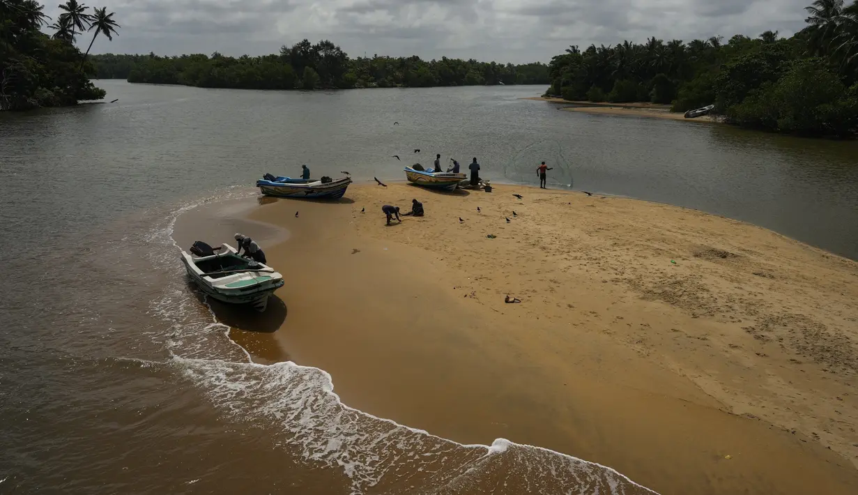 Hampir semua orang di Iranawila adalah nelayan. Dengan meningkatnya erosi dari laut yang merambah, mereka memiliki lebih sedikit ruang untuk melabuhkan perahu mereka. (AP Photo/Eranga Jayawardena)