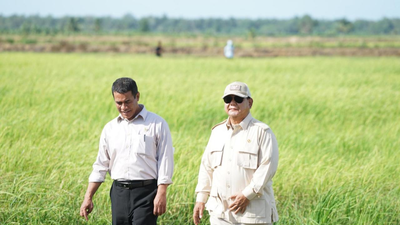 VIDEO: Kapolri dan Mentan Amran Berdiri 'Kawal' Prabowo Naik Traktor di Sawah